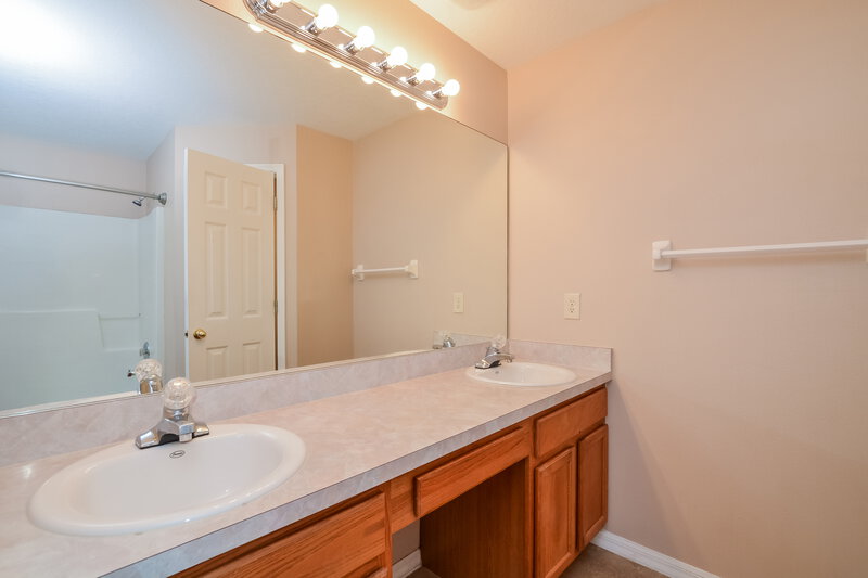 2,225/Mo, 310 Country Lakes Cir Groveland, FL 34736 Main Bathroom View