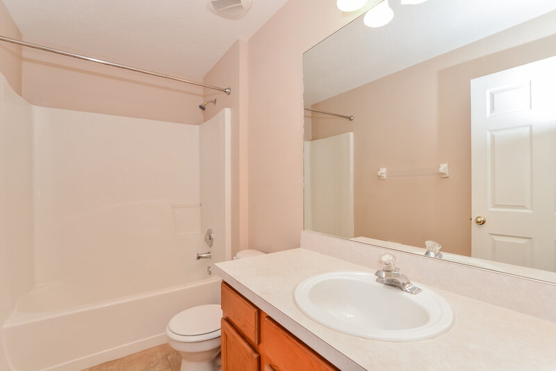 2,225/Mo, 310 Country Lakes Cir Groveland, FL 34736 Bathroom View