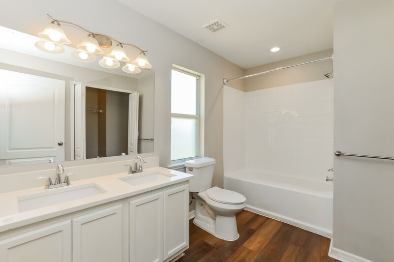 1,890/Mo, 232 Tiffany Ct Kissimmee, FL 34758 Main Bathroom View