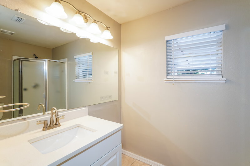 1,960/Mo, 5 Sequoia Way Kissimmee, FL 34758 Main Bathroom View