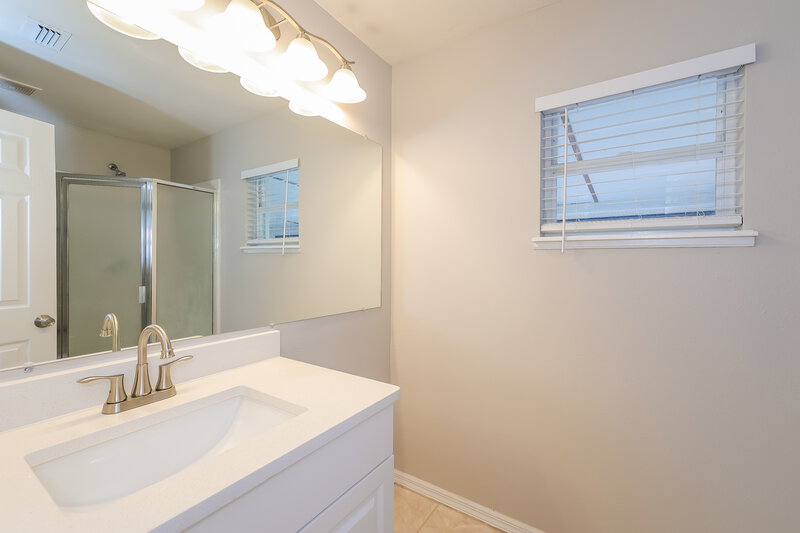 1,940/Mo, 5 Sequoia Way Kissimmee, FL 34758 Main Bathroom View