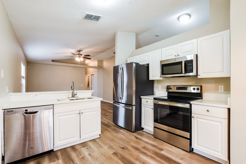 2,110/Mo, 1632 Chatham Cir Apopka, FL 32703 Kitchen View