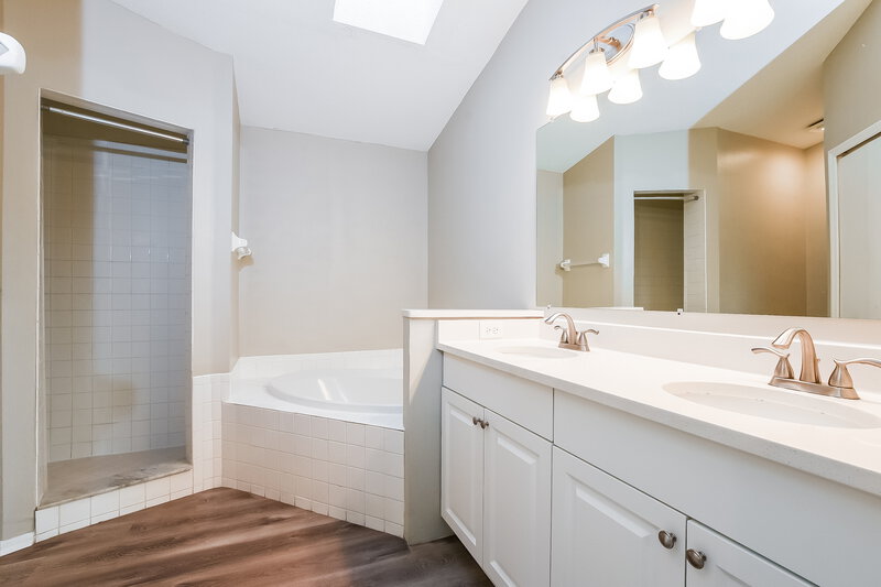 2,110/Mo, 1632 Chatham Cir Apopka, FL 32703 Main Bathroom View
