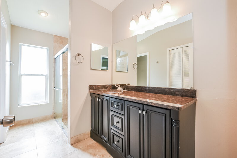 2,425/Mo, 2845 Falling Tree Cir Orlando, FL 32837 Main Bathroom View