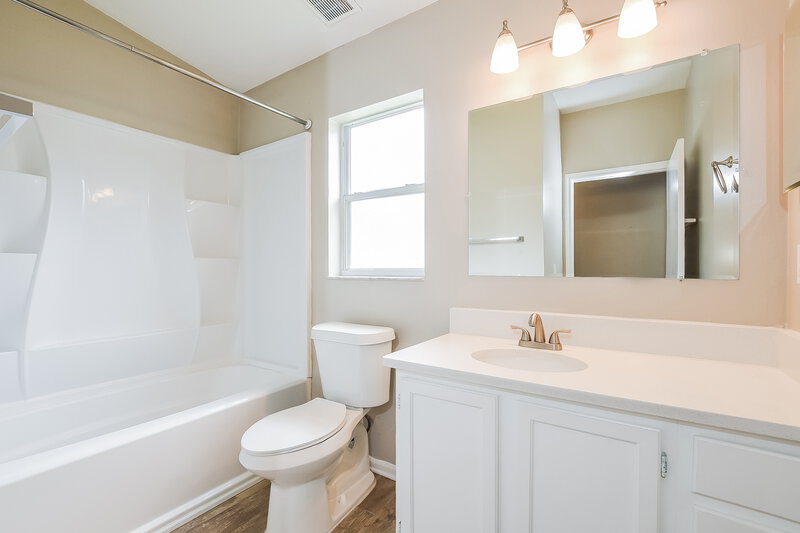 2,425/Mo, 2845 Falling Tree Cir Orlando, FL 32837 Bathroom View