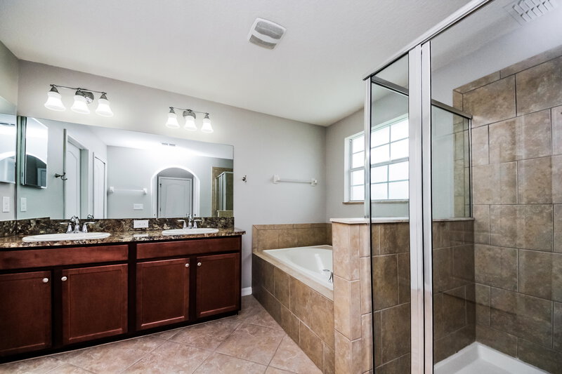 2,545/Mo, 6822 Butterfly Dr Harmony, FL 34773 Main Bathroom View