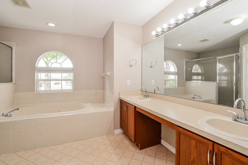 1,935/Mo, 963 Alsace Dr Kissimmee, FL 34759 Main Bathroom View