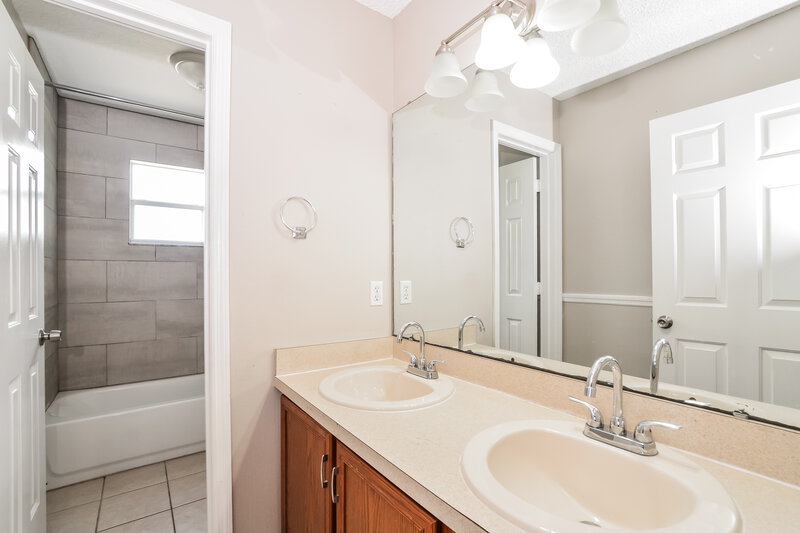 1,935/Mo, 963 Alsace Dr Kissimmee, FL 34759 Bathroom View