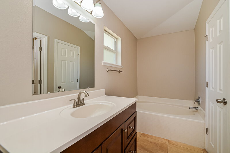 2,455/Mo, 457 Regal Downs Cir Winter Garden, FL 34787 Main Bathroom View