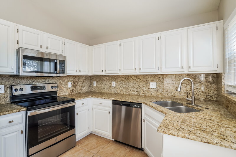 2,175/Mo, 348 Breezeway Dr Apopka, FL 32712 Kitchen View 2