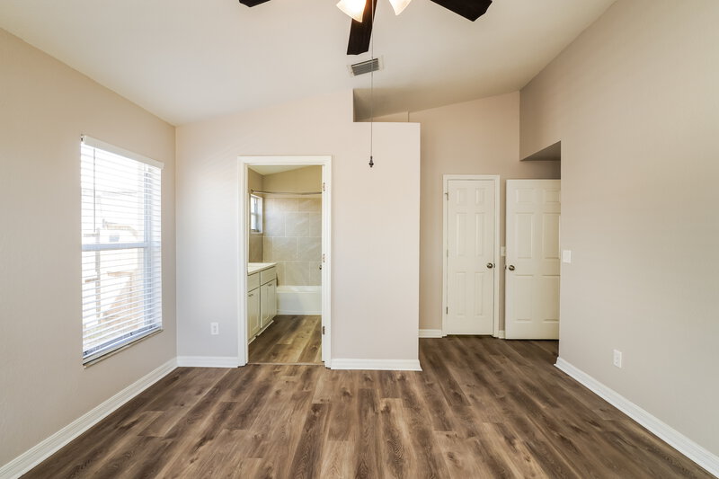 2,175/Mo, 348 Breezeway Dr Apopka, FL 32712 Main Bedroom View 2