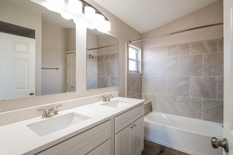 2,175/Mo, 348 Breezeway Dr Apopka, FL 32712 Main Bathroom View