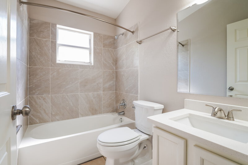 2,175/Mo, 348 Breezeway Dr Apopka, FL 32712 Bathroom View