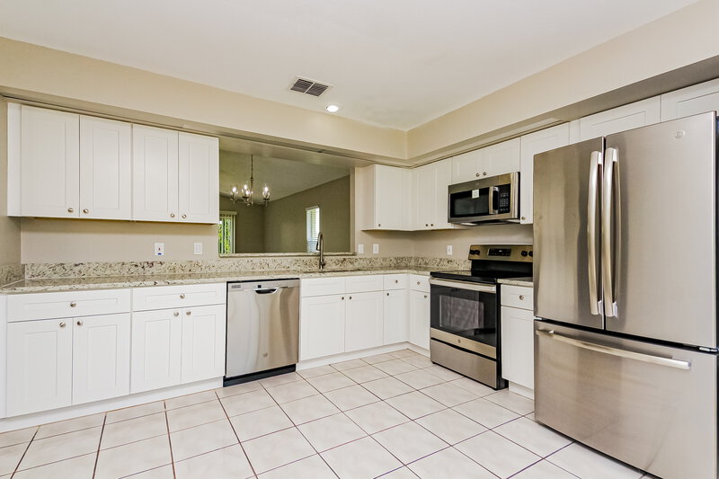 2,120/Mo, 1011 Ocala Woods Ln Orlando, FL 32824 Kitchen View