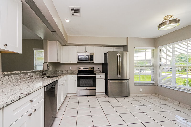 2,120/Mo, 1011 Ocala Woods Ln Orlando, FL 32824 Kitchen View 2