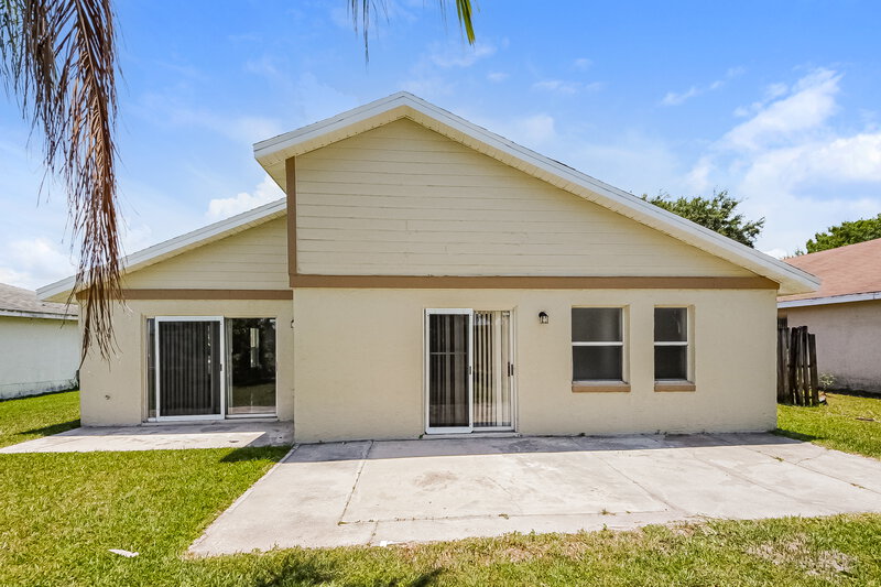 2,120/Mo, 1011 Ocala Woods Ln Orlando, FL 32824 Rear View