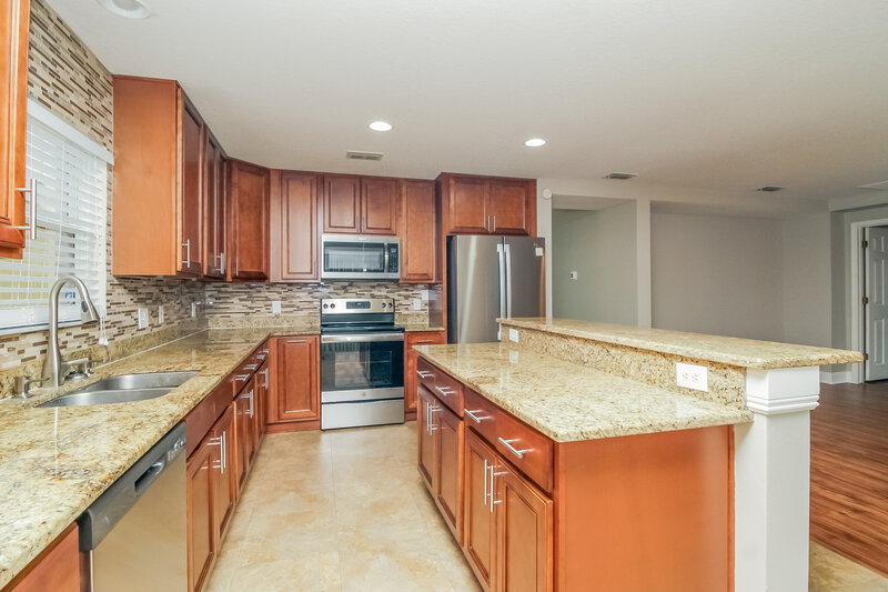 2,190/Mo, 1920 Strathmore Cir Mount Dora, FL 32757 Kitchen View 2