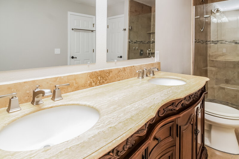 2,190/Mo, 1920 Strathmore Cir Mount Dora, FL 32757 Main Bathroom View