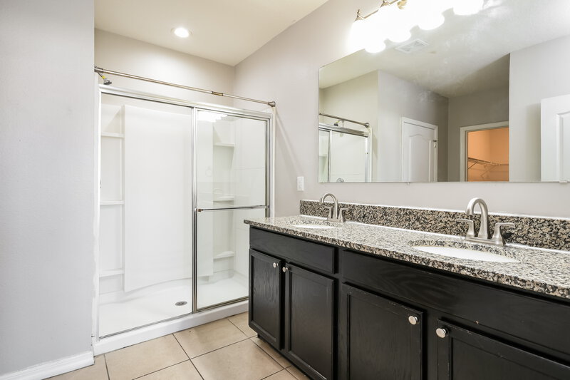 2,505/Mo, 3080 Sangria St Kissimmee, FL 34744 Main Bathroom View