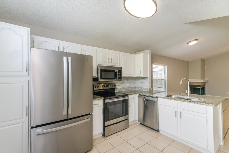 2,295/Mo, 1422 Julip Dr Orlando, FL 32825 Kitchen View 2