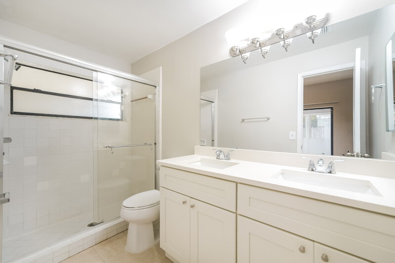 2,295/Mo, 1422 Julip Dr Orlando, FL 32825 Main Bathroom View