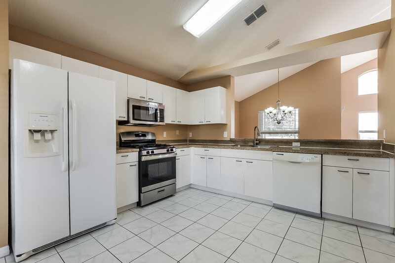 2,425/Mo, 500 Tuten Trl Orlando, FL 32828 Kitchen View