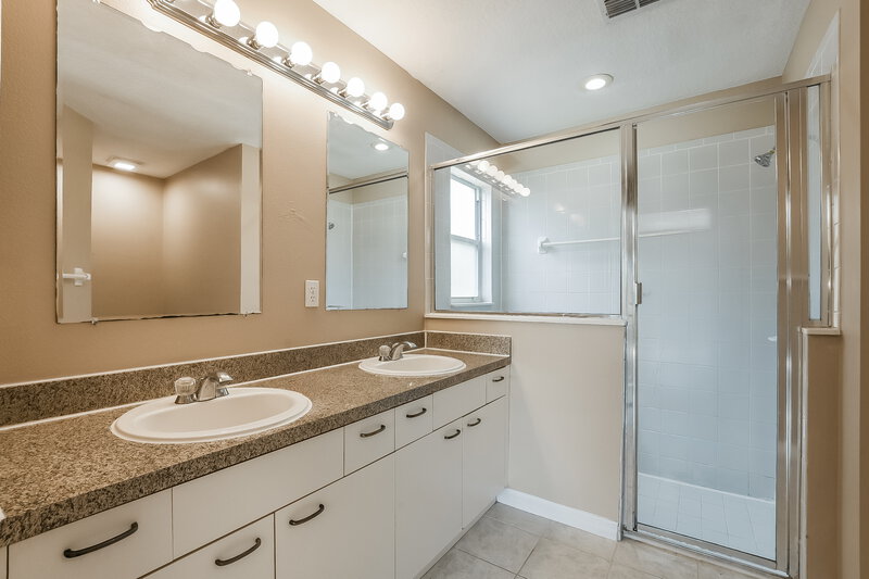 2,425/Mo, 500 Tuten Trl Orlando, FL 32828 Main Bathroom View