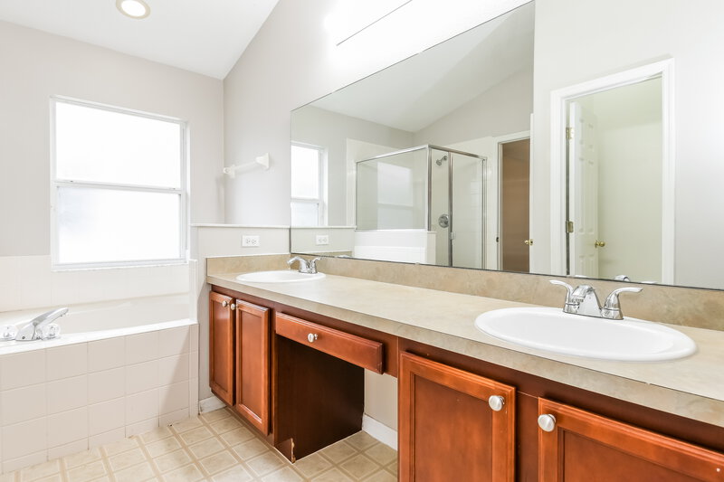 2,240/Mo, 1140 Stoneham Dr Groveland, FL 34736 Main Bathroom View