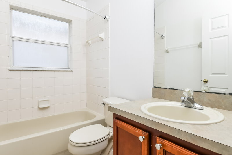 2,240/Mo, 1140 Stoneham Dr Groveland, FL 34736 Bathroom View