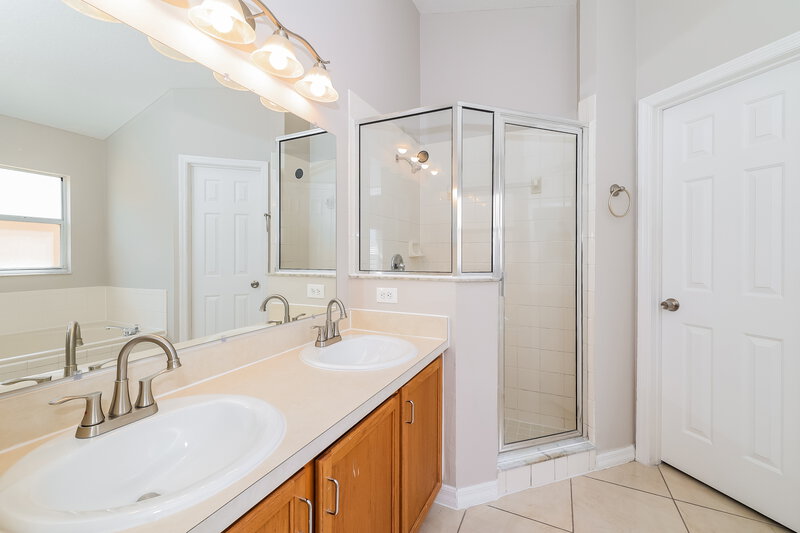 2,180/Mo, 431 Peppermill Cir Kissimmee, FL 34758 Main Bathroom View