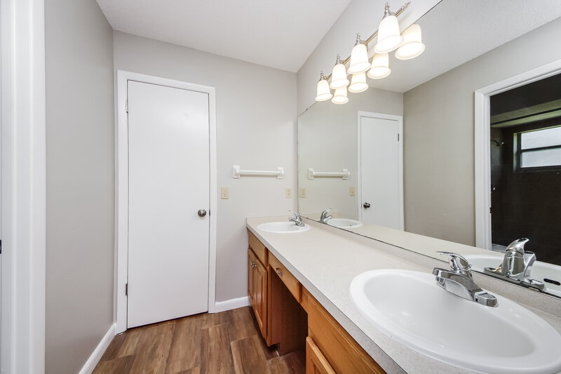 2,785/Mo, 2854 Camomile Dr Orlando, FL 32837 Main Bathroom View