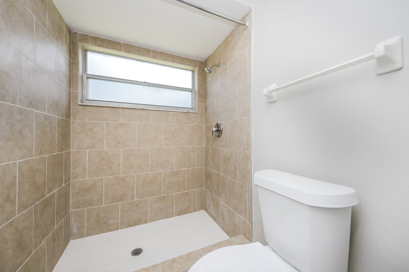 2,785/Mo, 2854 Camomile Dr Orlando, FL 32837 Main Bathroom View 2