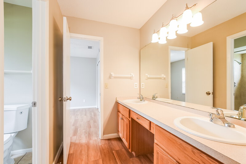 2,590/Mo, 2854 Camomile Dr Orlando, FL 32837 Main Bathroom View
