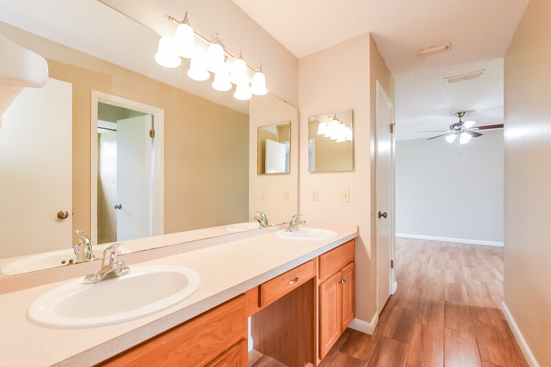 2,590/Mo, 2854 Camomile Dr Orlando, FL 32837 Main Bathroom View 2