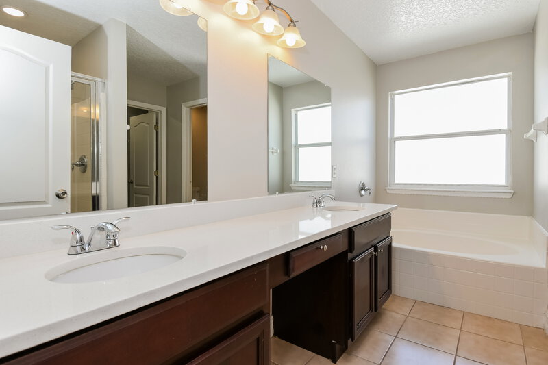 2,400/Mo, 7013 Buttonbush Loop Harmony, FL 34773 Main Bathroom View