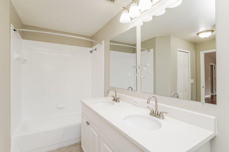2,175/Mo, 424 Fieldstream W Blvd Orlando, FL 32825 Main Bathroom View