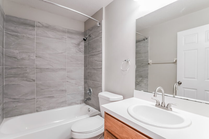 2,175/Mo, 424 Fieldstream W Blvd Orlando, FL 32825 Bathroom View