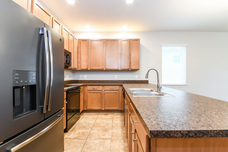 1,810/Mo, 1119 Atlantic Ave Fruitland Park, FL 34731 Kitchen View 2