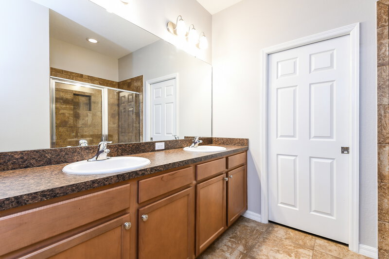 1,810/Mo, 1119 Atlantic Ave Fruitland Park, FL 34731 Main Bathroom View