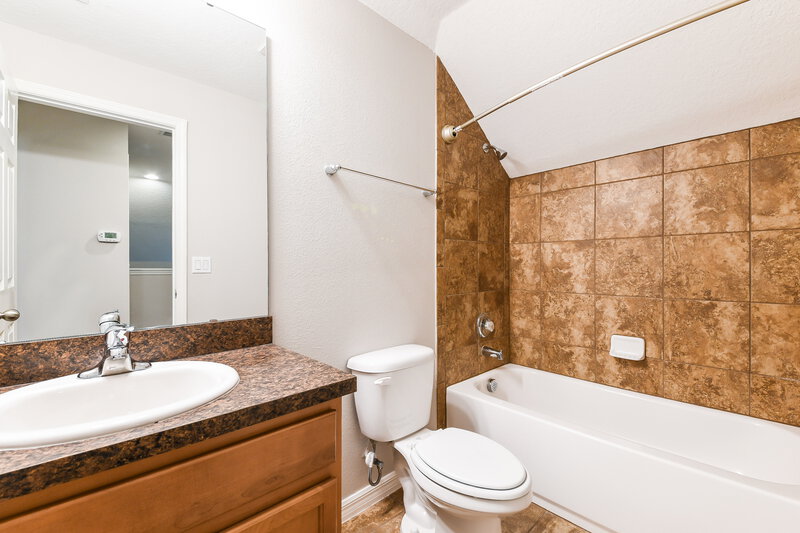 1,810/Mo, 1119 Atlantic Ave Fruitland Park, FL 34731 Bathroom View