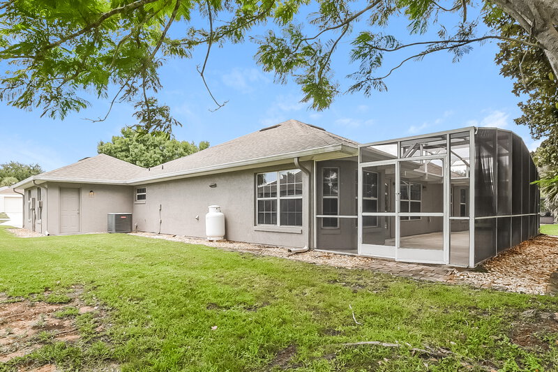2,185/Mo, 4749 Abaco Dr Tavares, FL 32778 Rear View