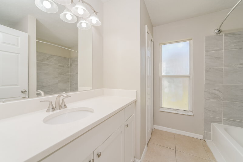 1,980/Mo, 307 Mormanno Way Kissimmee, FL 34758 Main Bathroom View