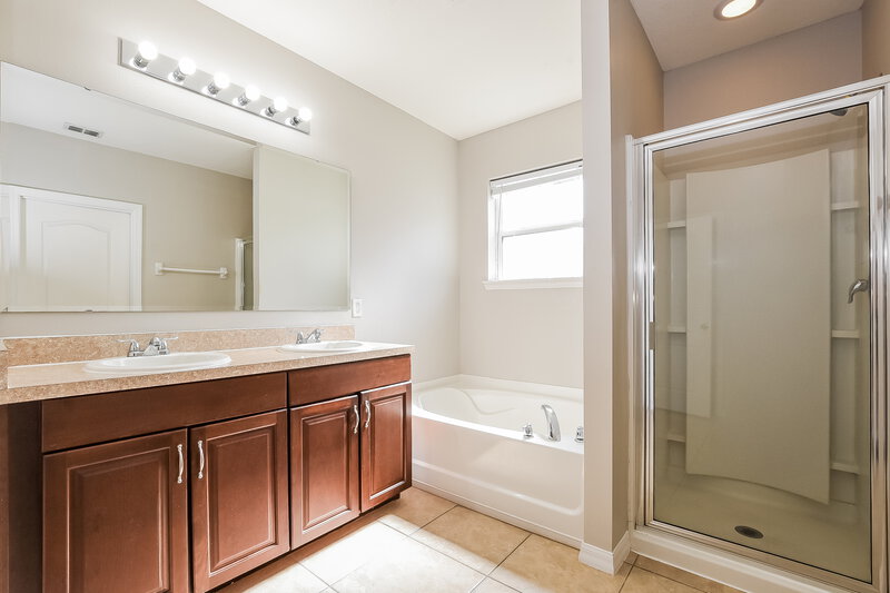 2,000/Mo, 194 Compass Rose Dr Groveland, FL 34736 Main Bathroom View
