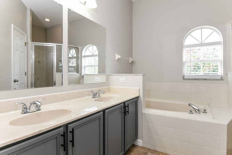 2,055/Mo, 503 Brighton Ct Kissimmee, FL 34758 Main Bathroom View