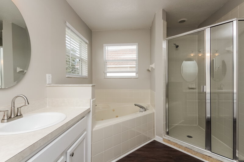 2,420/Mo, 2828 Sweetspire Cir Kissimmee, FL 34746 Main Bathroom View 2