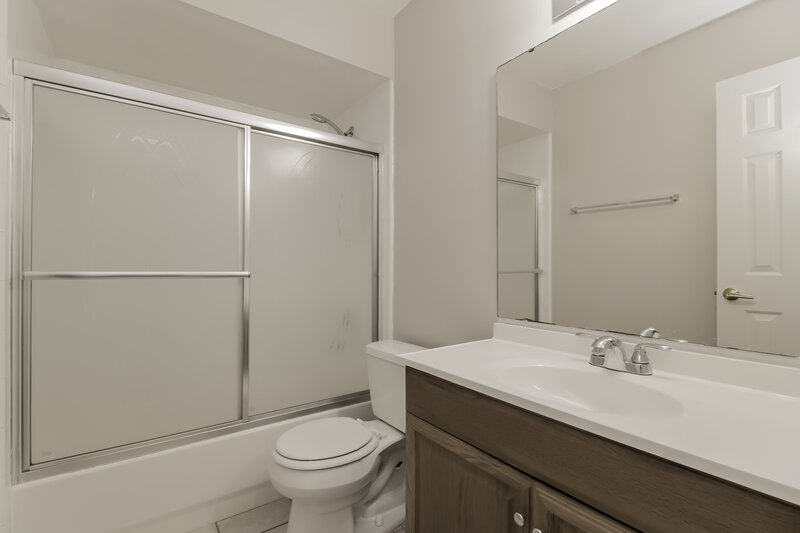 2,045/Mo, 618 Brooke Ct Clermont, FL 34711 Main Bathroom View