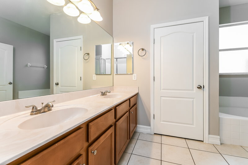 2,195/Mo, 3327 Primrose Willow Dr Harmony, FL 34773 Main Bathroom View
