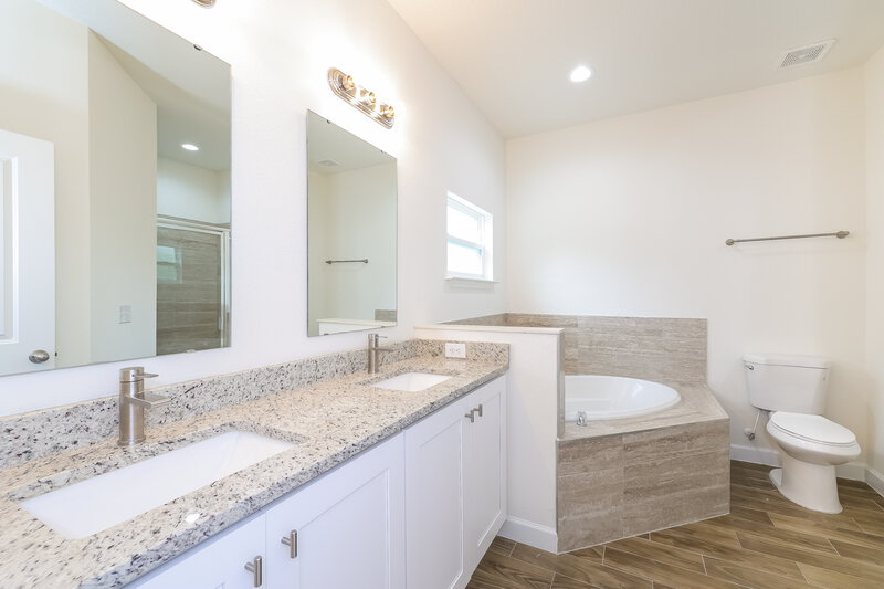 1,930/Mo, 146 Mediterranean Ct Kissimmee, FL 34758 Main Bathroom View