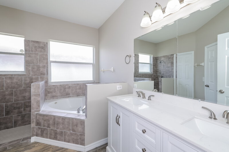 2,595/Mo, 133 Mediterranean Ct Kissimmee, FL 34758 Main Bathroom View