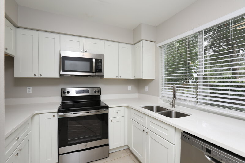 2,130/Mo, 1833 Iroquois Dr Apopka, FL 32703 Kitchen View